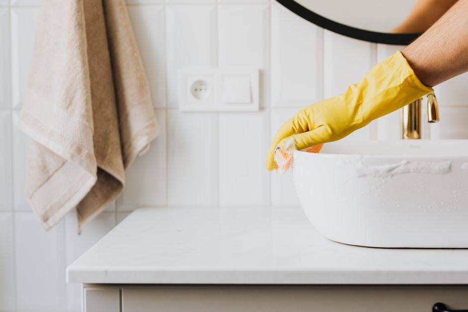 Thoroughly cleaning a bathroom sink for a move-out cleaning